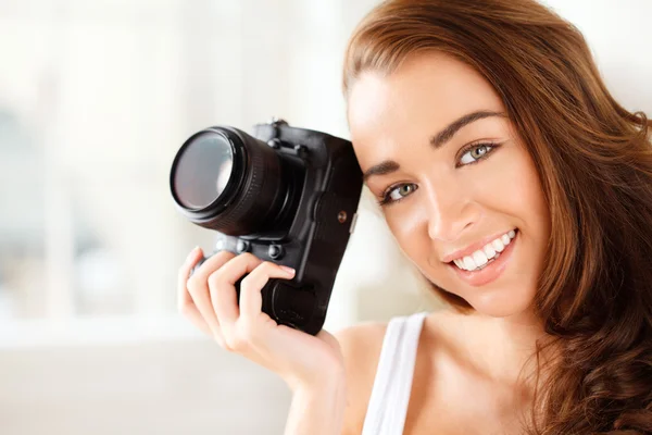 Mujer bonita es una fotógrafa profesional con cámara dslr — Foto de Stock