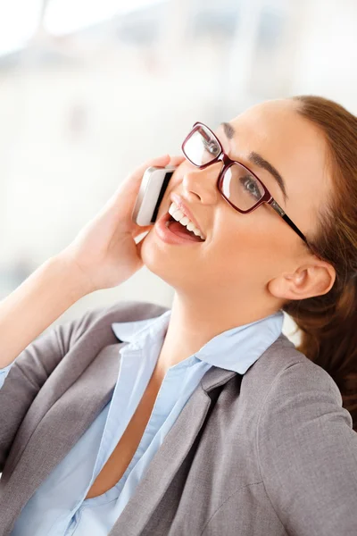 Aantrekkelijke zakenvrouw met behulp van mobiele telefoon — Stockfoto