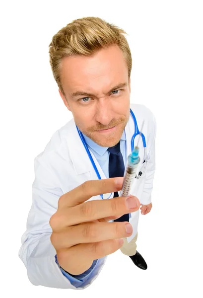 Médico loco sosteniendo jeringa sobre fondo blanco —  Fotos de Stock