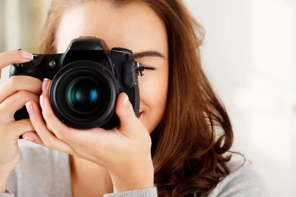 Jolie femme est un photographe professionnel avec appareil photo dslr Images De Stock Libres De Droits