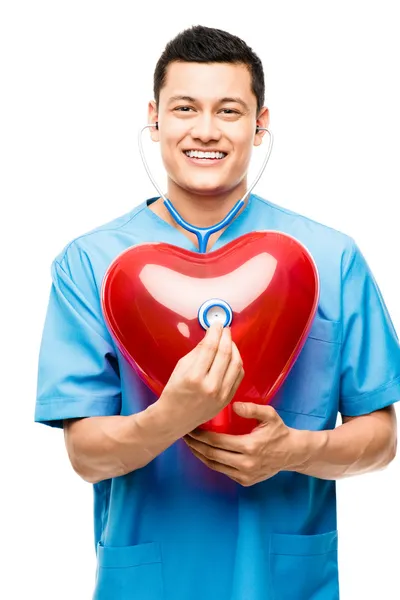 Engraçado asiático médico ouvir o batimento cardíaco isolado no branco de volta — Fotografia de Stock