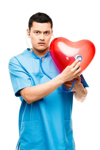 Legrační asijské doktor poslechu srdce izolovaných na bílém zpět — Stock fotografie