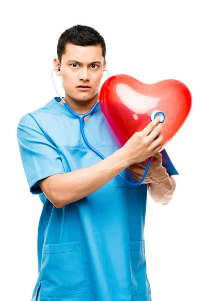 Divertido médico asiático escuchando latidos del corazón aislado en la espalda blanca — Foto de Stock