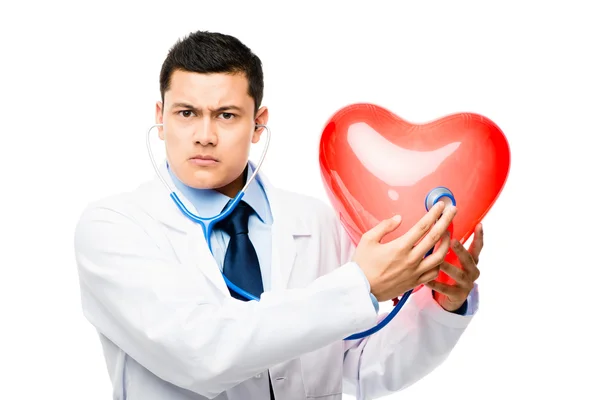Divertente asiatico medico ascoltando il battito cardiaco isolato su bianco indietro — Foto Stock
