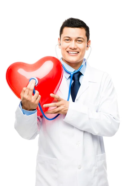 Смешной азиатский врач, слушающий сердцебиение, изолированное на белой спине — стоковое фото