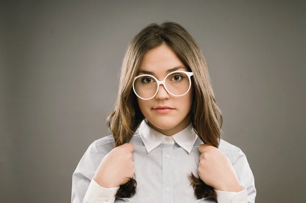 Retro Geek Chica con gafas granulado retrato vintage — Foto de Stock