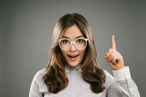 Retro geek meisje dragen bril korrelig vintage portret — Stockfoto