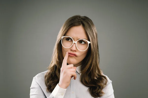 Retro geek meisje dragen bril korrelig vintage portret — Stockfoto