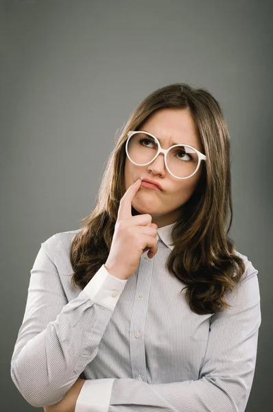 Retro geek meisje dragen bril korrelig vintage portret — Stockfoto