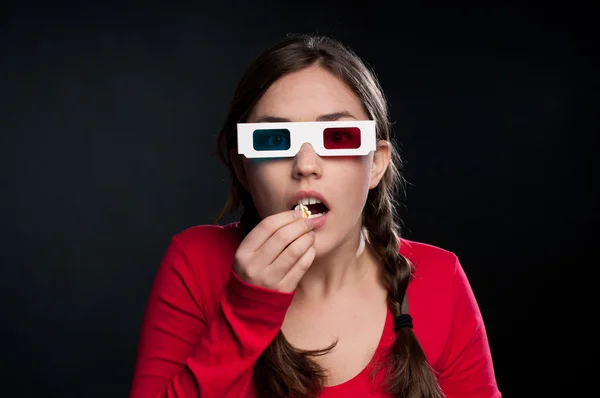 Teenager schaut sich einen 3D-Film an — Stockfoto