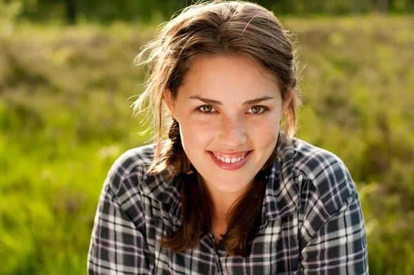 Gorgeous babe in the park — Stock Photo, Image