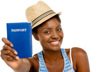 mutlu bir Afrikalı-Amerikalı kadın turist pasaportu holding