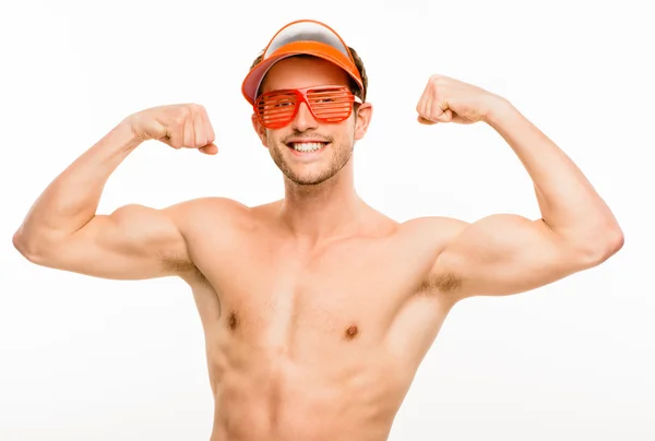 Attraktiv ung man flexar bicep muskler — Stockfoto