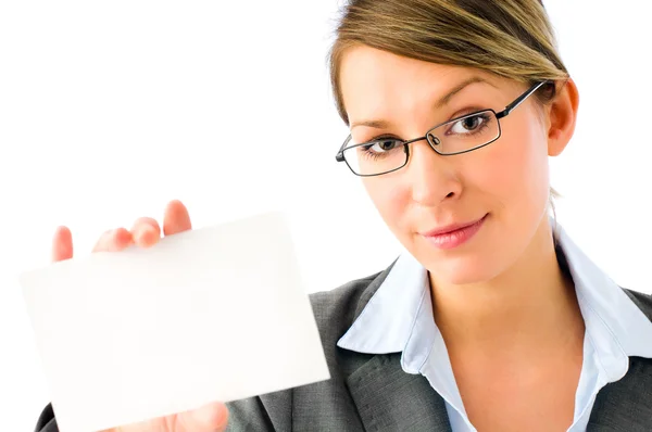 Jovem mulher de negócios atraente segurando um cartão de visita em branco — Fotografia de Stock