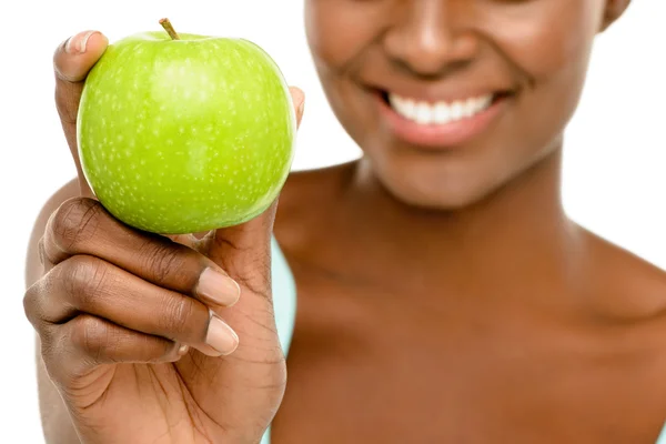 Closeup Afro-Amerikaanse vrouw met groene apple witte achtergrond — Stockfoto