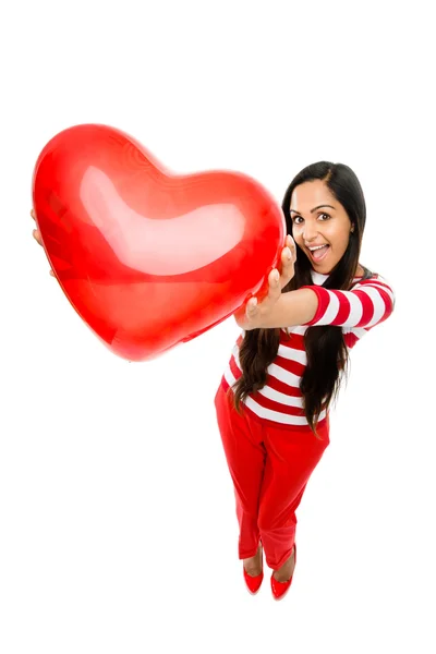 San Valentino ritratto della bella donna indiana che tiene il cuore rosso — Foto Stock