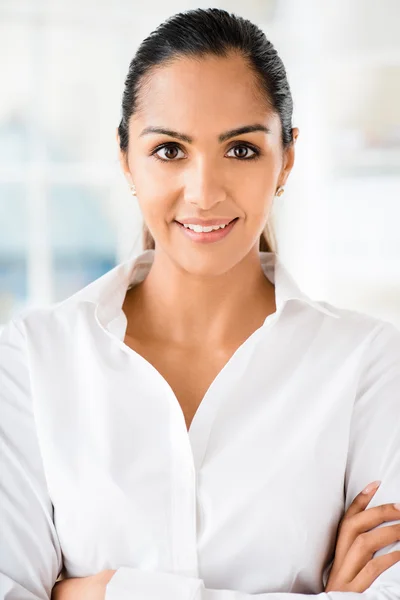 Retrato de atractiva empresaria india trabajando desde casa — Foto de Stock