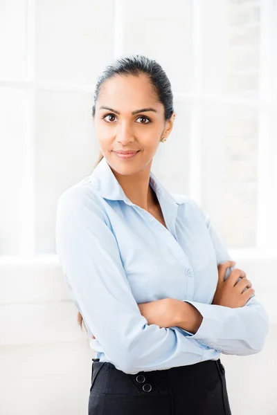 Retrato de atractiva hermosa mujer de negocios india éxito —  Fotos de Stock