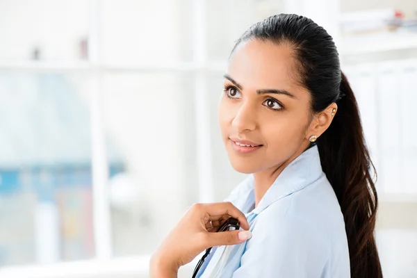 Retrato de atractiva empresaria india trabajando desde casa — Foto de Stock