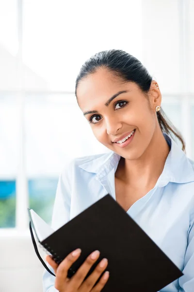 Porträt einer attraktiven indischen Geschäftsfrau, die von zu Hause aus arbeitet — Stockfoto