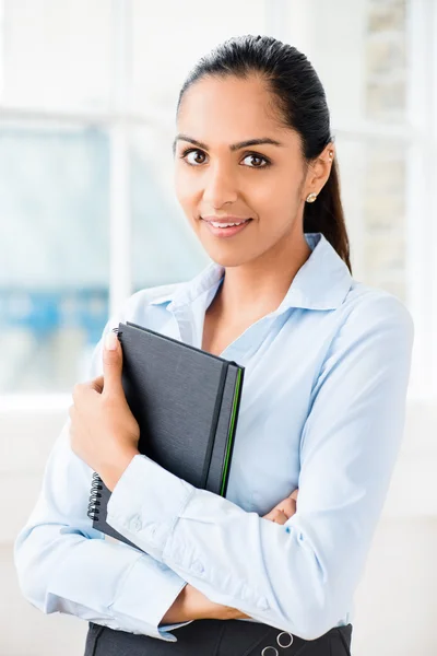 Portrait d'une femme d'affaires indienne séduisante travaillant à domicile — Photo