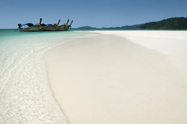 Long bateaux sur la plage, Thaïlande — Photo