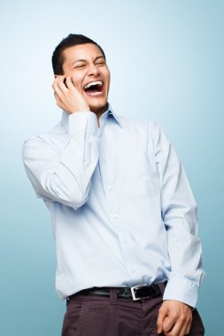 cep telefonu tutan mutlu bir genç adam