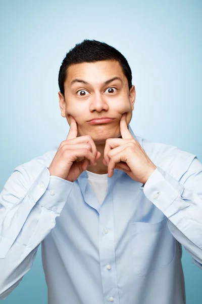 Nahaufnahme verrücktes Porträt albernes lustiges Gesicht junger Mann — Stockfoto