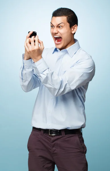 Feliz joven sosteniendo el teléfono móvil — Foto de Stock