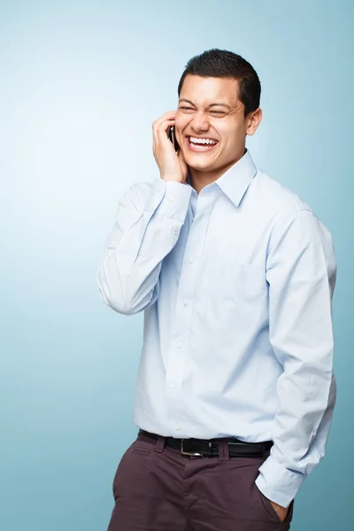 Šťastný mladý muž drží mobilní telefon — Stock fotografie
