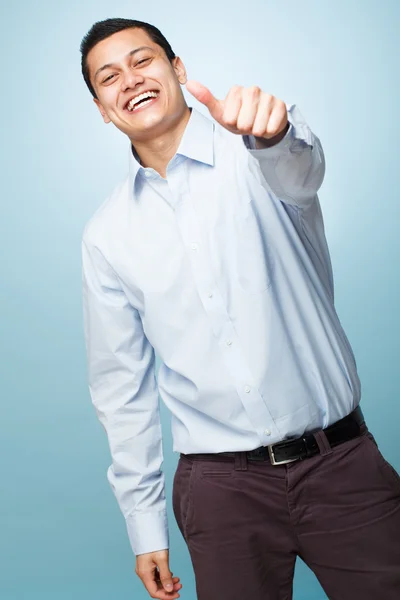 Jovem feliz dando polegares para cima sinal — Fotografia de Stock