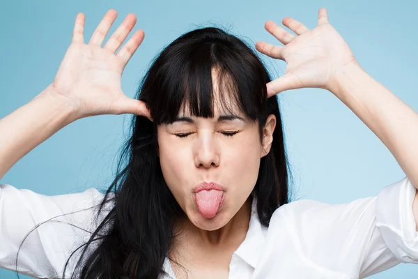 Ziemlich verrückte Teenager Mädchen ziehen lustige Gesichter — Stockfoto