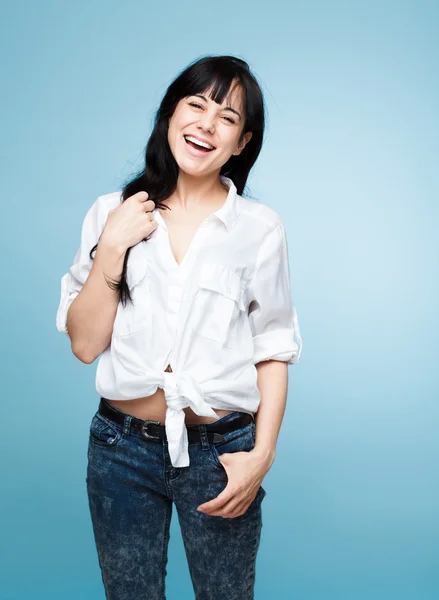 Atraente jovem mulher feliz adolescente sorrindo — Fotografia de Stock