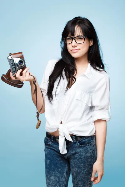 Linda joven fotógrafa sosteniendo cámara rretro es un hipster — Foto de Stock