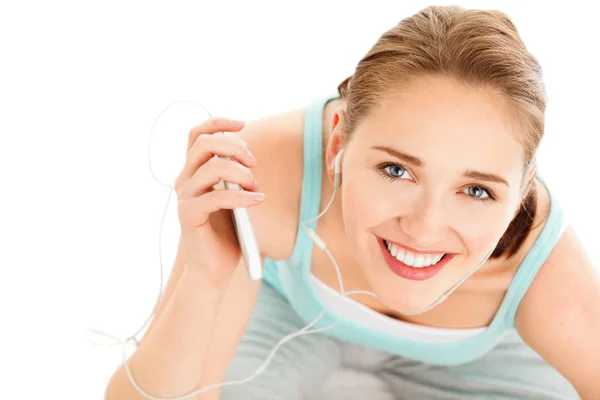 Portrait de jeune femme attirante écoutant de la musique au gymnase — Photo