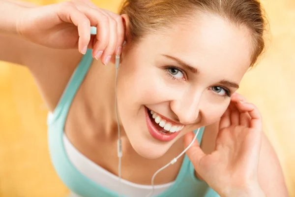 Retrato de una joven atractiva escuchando música en el gimnasio —  Fotos de Stock