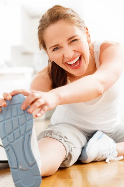 Приваблива здорова молода жінка розтягує спортзал йоги — стокове фото