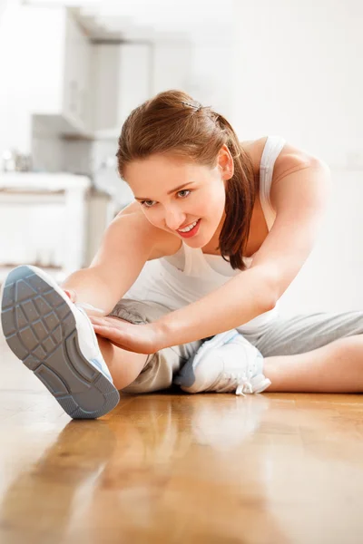Приваблива здорова молода жінка розтягує спортзал йоги — стокове фото