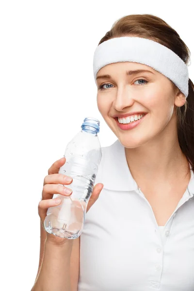 Atraente jovem mulher água potável — Fotografia de Stock