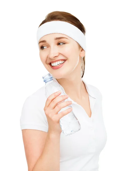 魅力的な若い女性は、水を飲む — ストック写真