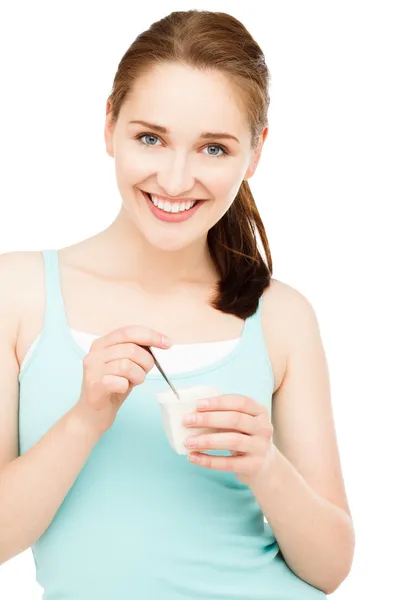 Joven mujer caucásica comiendo yogur —  Fotos de Stock