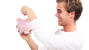 zengin bir adam onun para sayma mutlu bir kumbara kullanarak kaydetme - beyaz izole