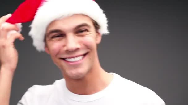 Ember visel karácsonyi santa kalap — Stock videók