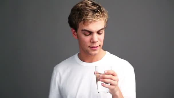 Joven saludable bebiendo un vaso de agua — Vídeos de Stock