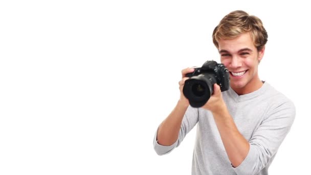 Jovem fotógrafo atraente tirando fotografias — Vídeo de Stock