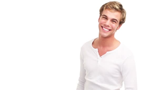 Радостный счастливый молодой взрослый мужчина улыбается и смеется - изолирован на белом фоне — стоковое видео