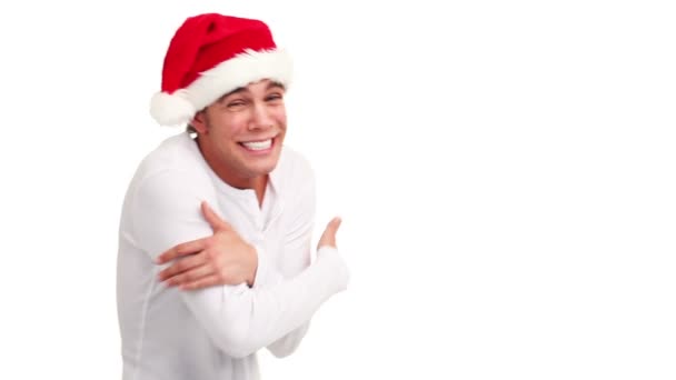 Froher junger Mann mit Weihnachtsmütze zu Weihnachten — Stockvideo