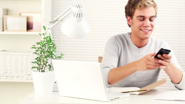 Feliz estudiante joven está estudiando en casa en preparación para los exámenes - en interiores — Vídeo de stock