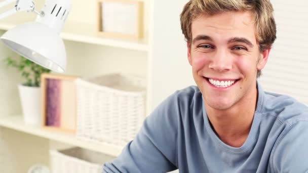 Gioioso giovane studente sorridente alla macchina fotografica — Video Stock