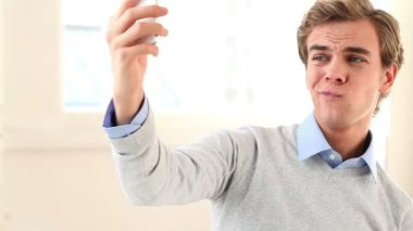 genç adam evde cep telefonuyla kendini fotoğraf çekme